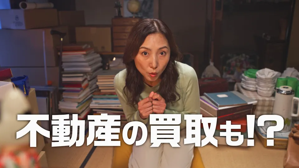 台所で花柄のポットを手に笑顔を見せる女性