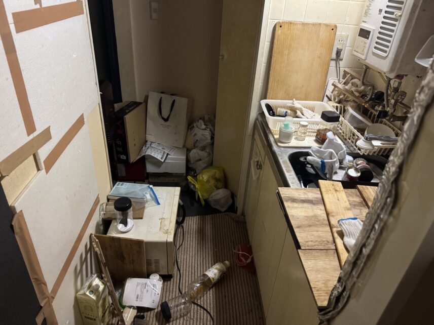 【中央区・1Kの遺品整理】玄関まで迫った荷物の山を、プロが2階から一気に救出!