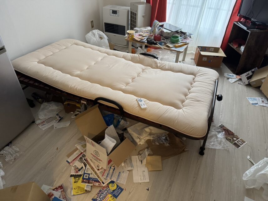 【残置物撤去】管理会社様も納得の仕上がり。アパート3階の1Kを空っぽにして「満足」をお届け。